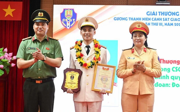 Cảnh sát bất ngờ kiểm tra, phát hiện nhiều xe đạp điện của học sinh được 'độ' để thể hiện 'số má' Cảnh sát bất ngờ kiểm tra, phát hiện nhiều xe đạp điện của học sinh được 'độ' để thể hiện 'số má'
