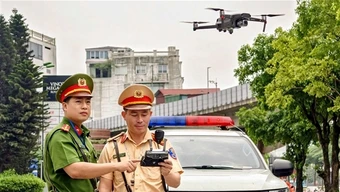 Cảnh sát bay Flycam kết hợp mắt thần AI&nbsp;xử lý dừng, đỗ xe sai quy định
