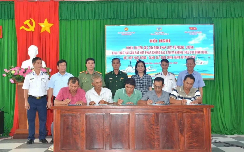 Cảnh sát biển đồng hành cùng ngư dân Khánh Hòa chống khai thác IUU Cảnh sát biển đồng hành cùng ngư dân Khánh Hòa chống khai thác IUU