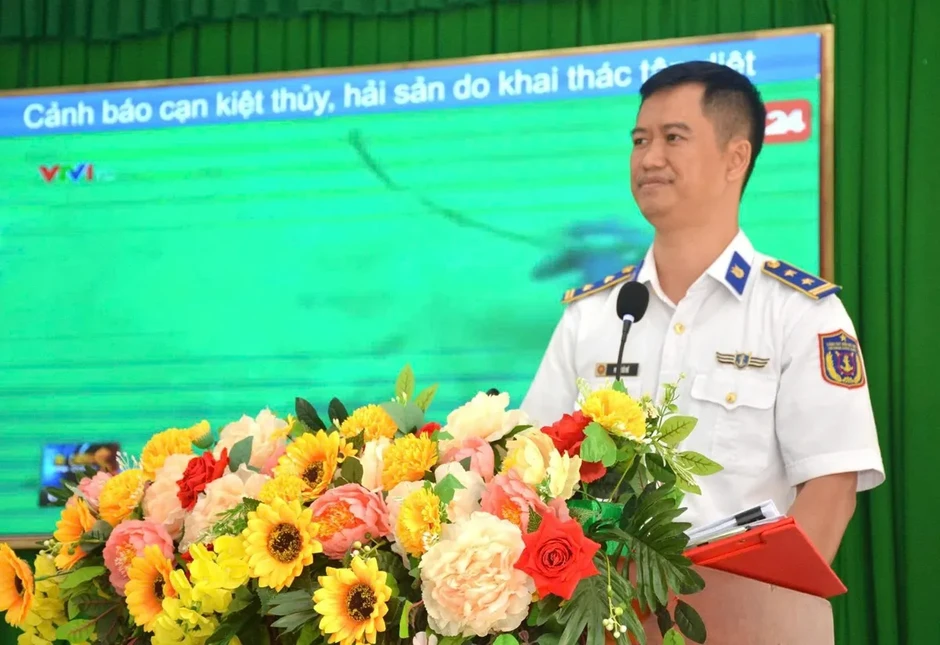 Cảnh sát biển đồng hành cùng ngư dân Khánh Hòa chống khai thác IUU Cảnh sát biển đồng hành cùng ngư dân Khánh Hòa chống khai thác IUU