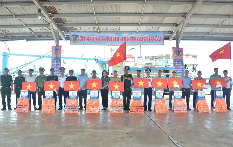 Cảnh sát biển đồng hành cùng ngư dân Khánh Hòa chống khai thác IUU Cảnh sát biển đồng hành cùng ngư dân Khánh Hòa chống khai thác IUU