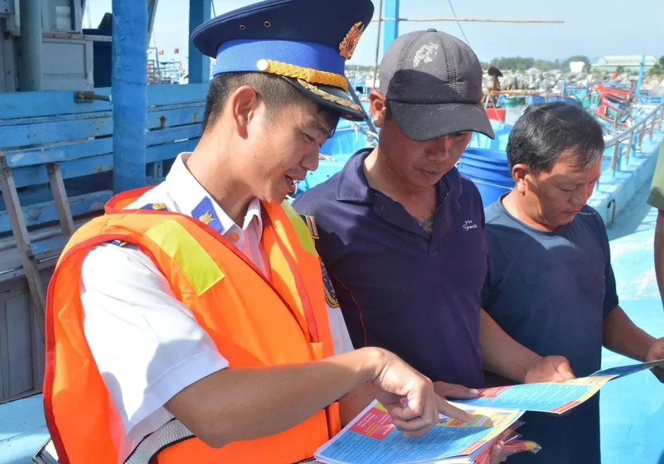 Cảnh sát biển đồng hành cùng ngư dân Khánh Hòa chống khai thác IUU Cảnh sát biển đồng hành cùng ngư dân Khánh Hòa chống khai thác IUU