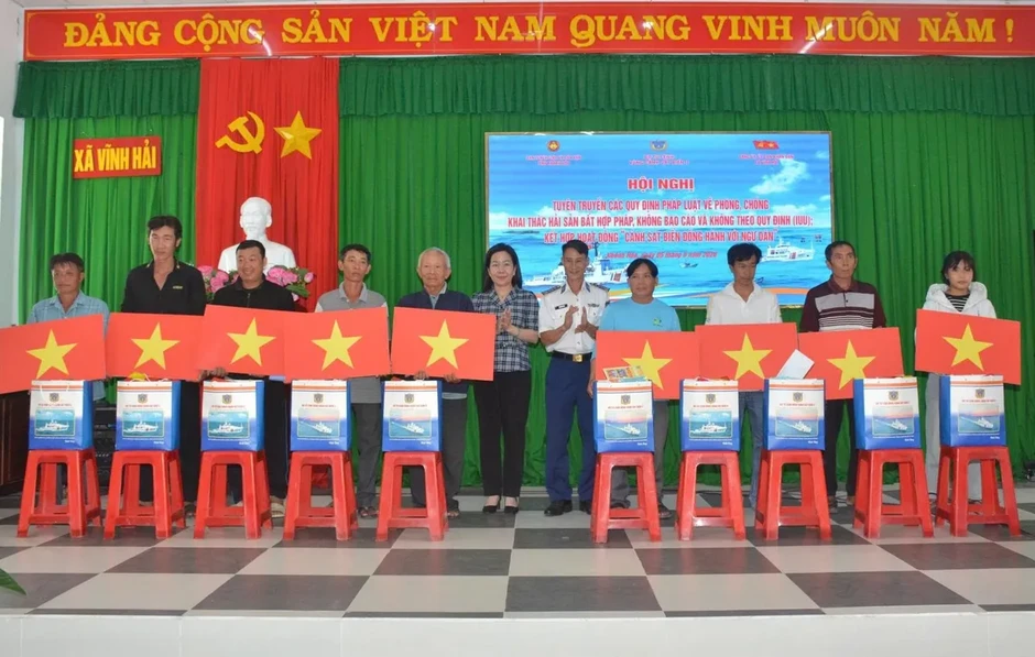 Cảnh sát biển đồng hành cùng ngư dân Khánh Hòa chống khai thác IUU Cảnh sát biển đồng hành cùng ngư dân Khánh Hòa chống khai thác IUU
