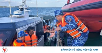 Cảnh sát biển đưa an toàn 70 du khách mắc kẹt ở Hòn Mây Rút vào bờ