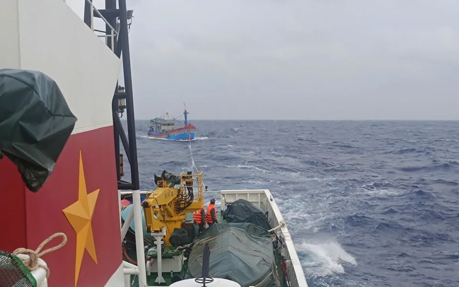 Cảnh sát biển kịp thời hỗ trợ tàu cá gặp sự cố gần Đặc khu Trường Sa Cảnh sát biển kịp thời hỗ trợ tàu cá gặp sự cố gần Đặc khu Trường Sa