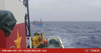 Cảnh sát biển kịp thời hỗ trợ tàu cá gặp sự cố gần Đặc khu Trường Sa