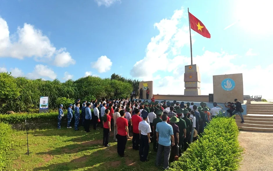 Cảnh sát biển Việt Nam đồng hành cùng quân và dân đặc khu Phú Quý Cảnh sát biển Việt Nam đồng hành cùng quân và dân đặc khu Phú Quý