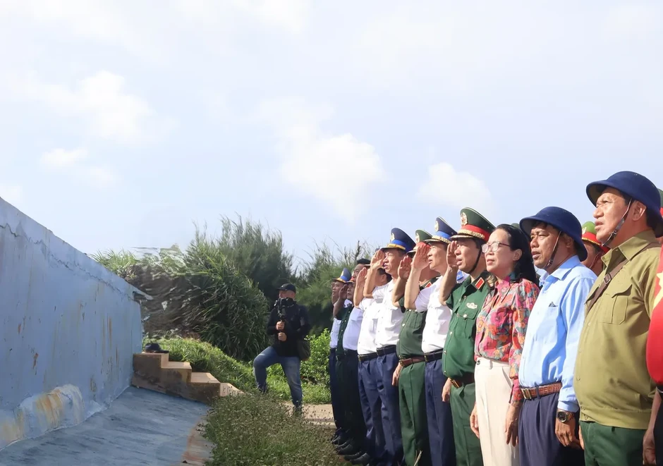 Cảnh sát biển Việt Nam đồng hành cùng quân và dân đặc khu Phú Quý Cảnh sát biển Việt Nam đồng hành cùng quân và dân đặc khu Phú Quý