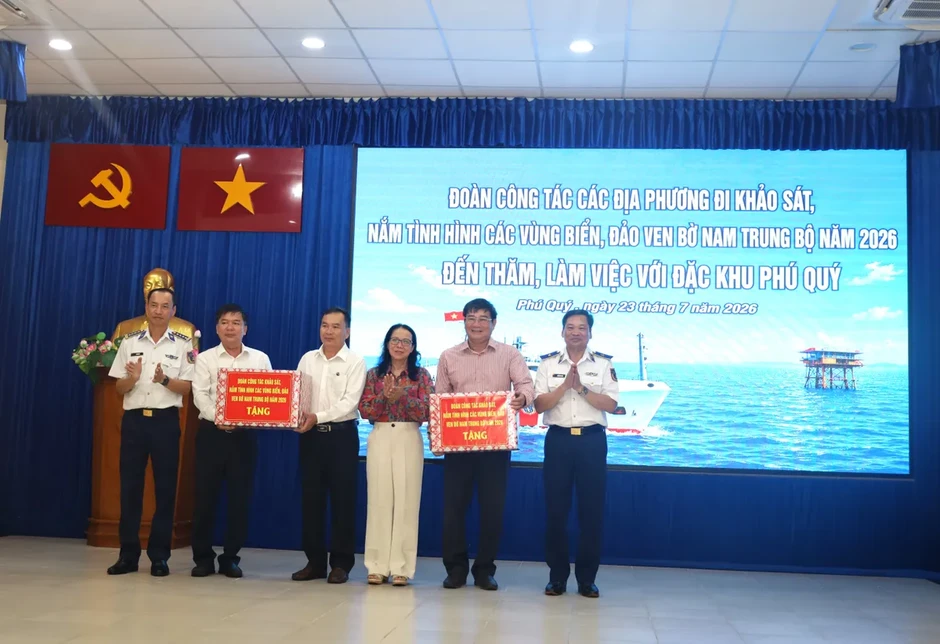 Cảnh sát biển Việt Nam đồng hành cùng quân và dân đặc khu Phú Quý Cảnh sát biển Việt Nam đồng hành cùng quân và dân đặc khu Phú Quý