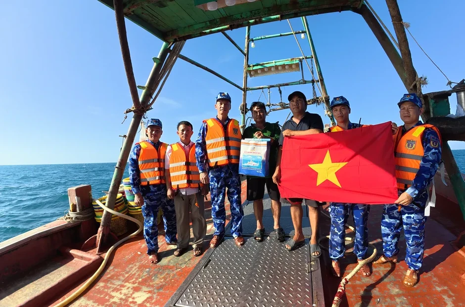 Cảnh sát biển Việt Nam đồng hành cùng quân và dân đặc khu Phú Quý Cảnh sát biển Việt Nam đồng hành cùng quân và dân đặc khu Phú Quý