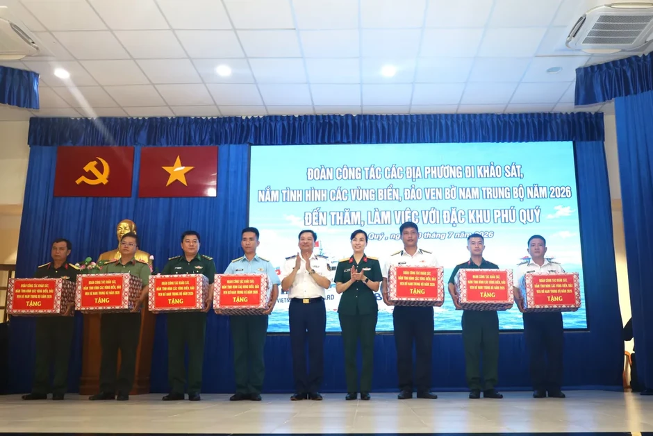 Cảnh sát biển Việt Nam đồng hành cùng quân và dân đặc khu Phú Quý Cảnh sát biển Việt Nam đồng hành cùng quân và dân đặc khu Phú Quý
