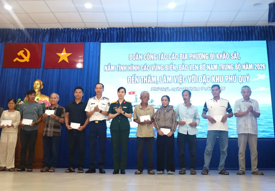 Cảnh sát biển Việt Nam đồng hành cùng quân và dân đặc khu Phú Quý Cảnh sát biển Việt Nam đồng hành cùng quân và dân đặc khu Phú Quý