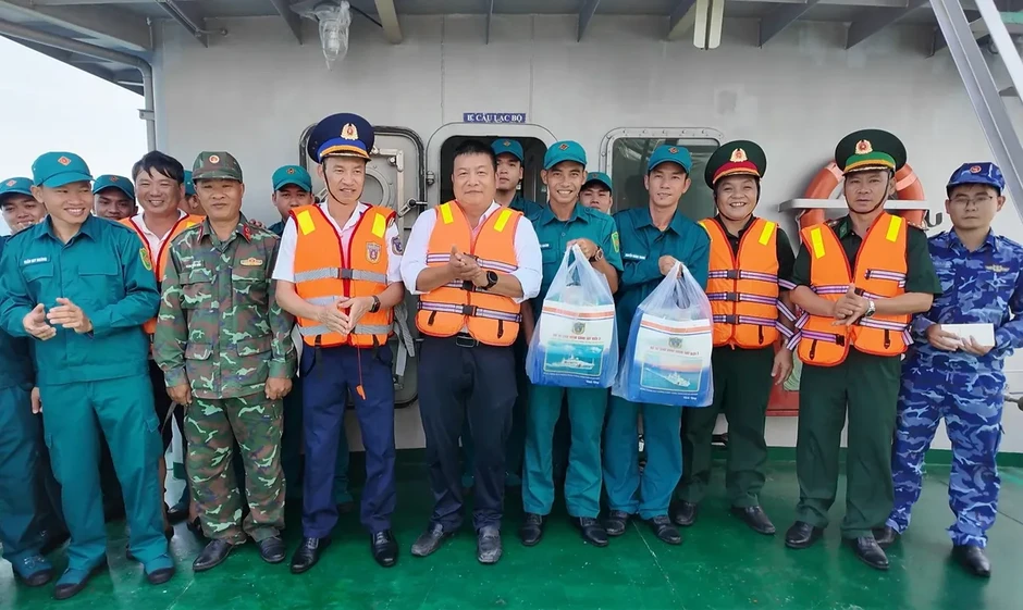 Cảnh sát biển Việt Nam đồng hành cùng quân và dân đặc khu Phú Quý Cảnh sát biển Việt Nam đồng hành cùng quân và dân đặc khu Phú Quý
