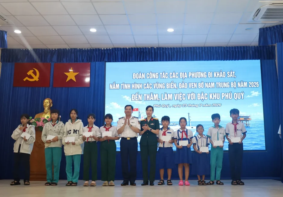 Cảnh sát biển Việt Nam đồng hành cùng quân và dân đặc khu Phú Quý Cảnh sát biển Việt Nam đồng hành cùng quân và dân đặc khu Phú Quý