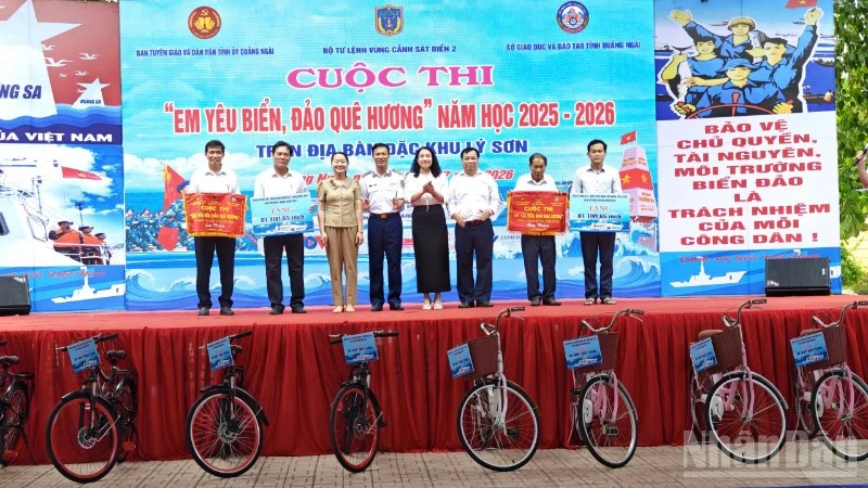 Cảnh sát biển Việt Nam tổ chức nhiều hoạt động ý nghĩa với ngư dân đặc khu Lý Sơn Cảnh sát biển Việt Nam tổ chức nhiều hoạt động ý nghĩa với ngư dân đặc khu Lý Sơn