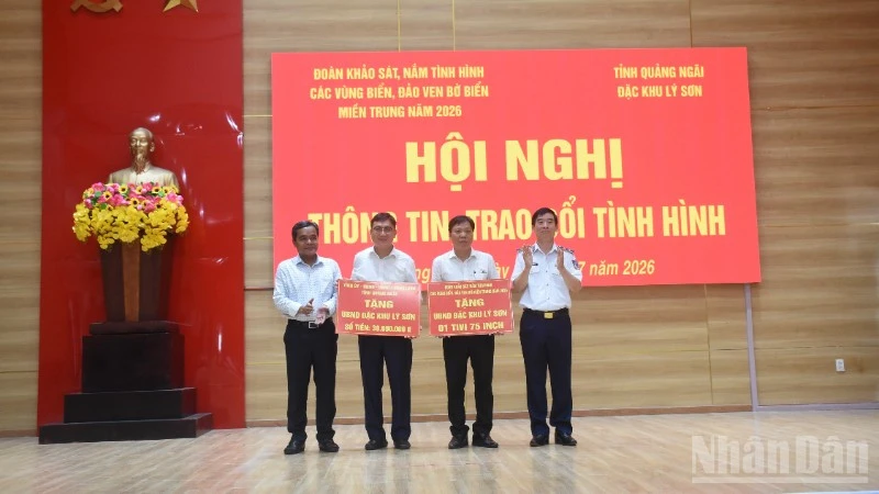Cảnh sát biển Việt Nam tổ chức nhiều hoạt động ý nghĩa với ngư dân đặc khu Lý Sơn Cảnh sát biển Việt Nam tổ chức nhiều hoạt động ý nghĩa với ngư dân đặc khu Lý Sơn