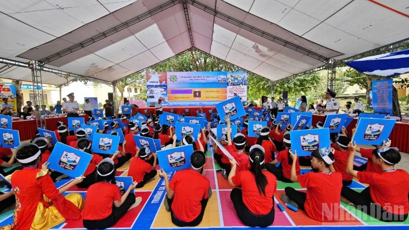 Cảnh sát biển Việt Nam tổ chức nhiều hoạt động ý nghĩa với ngư dân đặc khu Lý Sơn Cảnh sát biển Việt Nam tổ chức nhiều hoạt động ý nghĩa với ngư dân đặc khu Lý Sơn