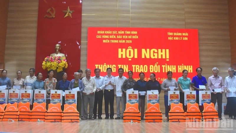 Cảnh sát biển Việt Nam tổ chức nhiều hoạt động ý nghĩa với ngư dân đặc khu Lý Sơn Cảnh sát biển Việt Nam tổ chức nhiều hoạt động ý nghĩa với ngư dân đặc khu Lý Sơn