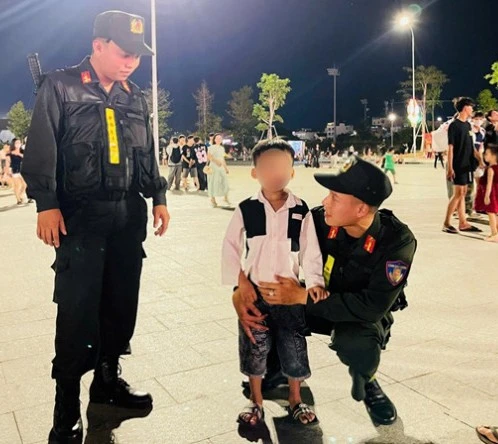Cảnh sát cơ động hỗ trợ 2 bé trai đi lạc tìm lại người thân Cảnh sát cơ động hỗ trợ 2 bé trai đi lạc tìm lại người thân