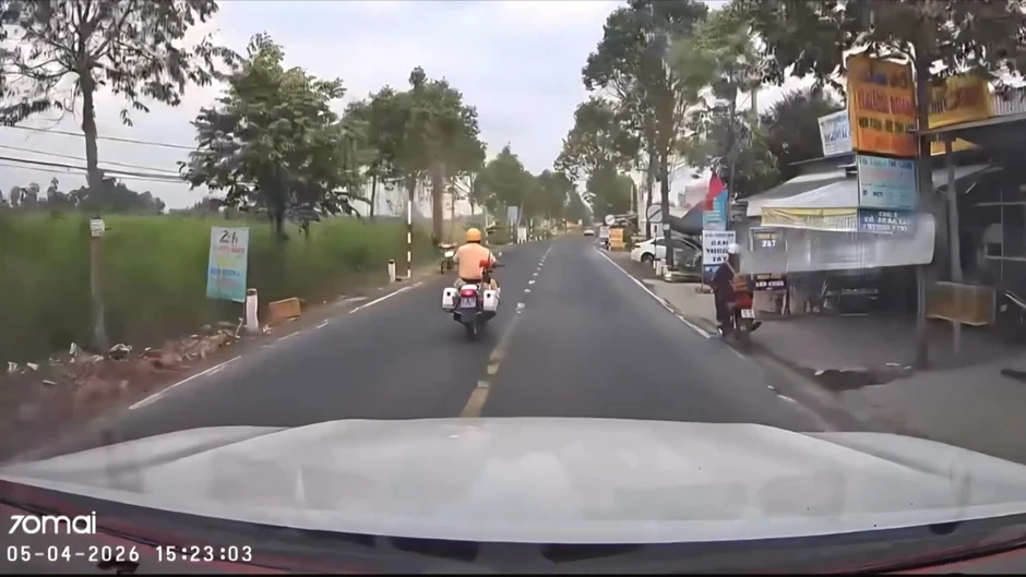 Cảnh sát dùng mô tô đặc chủng dẫn đường đưa thầy giáo bị nhồi máu cơ tim đi cấp cứu Cảnh sát dùng mô tô đặc chủng dẫn đường đưa thầy giáo bị nhồi máu cơ tim đi cấp cứu