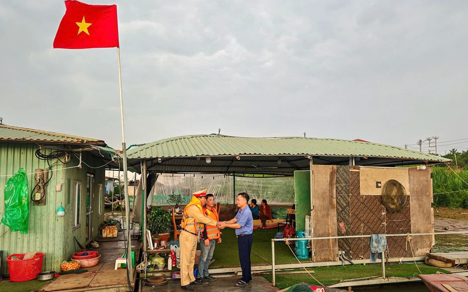 Cảnh sát đường thủy Hà Nội hỗ trợ phát thẻ cử tri tại xóm chài trên sông Cảnh sát đường thủy Hà Nội hỗ trợ phát thẻ cử tri tại xóm chài trên sông