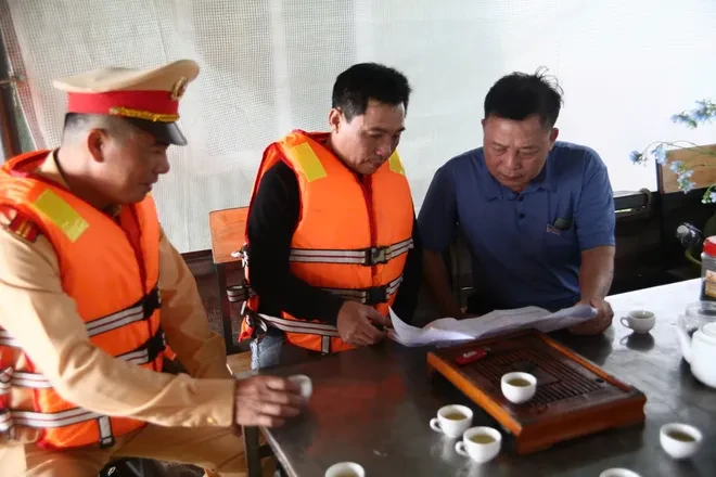 Cảnh sát đường thủy Hà Nội hỗ trợ phát thẻ cử tri tại xóm chài trên sông Cảnh sát đường thủy Hà Nội hỗ trợ phát thẻ cử tri tại xóm chài trên sông