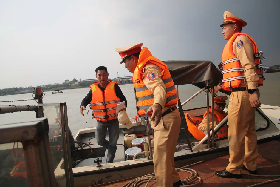 Cảnh sát đường thủy Hà Nội hỗ trợ phát thẻ cử tri tại xóm chài trên sông Cảnh sát đường thủy Hà Nội hỗ trợ phát thẻ cử tri tại xóm chài trên sông