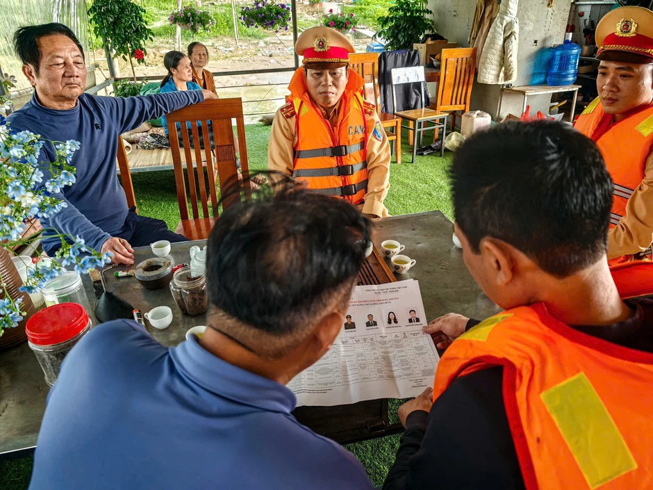 Cảnh sát đường thủy Hà Nội hỗ trợ phát thẻ cử tri tại xóm chài trên sông Cảnh sát đường thủy Hà Nội hỗ trợ phát thẻ cử tri tại xóm chài trên sông