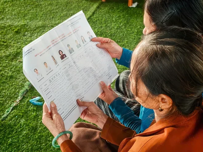 Cảnh sát đường thủy Hà Nội hỗ trợ phát thẻ cử tri tại xóm chài trên sông Cảnh sát đường thủy Hà Nội hỗ trợ phát thẻ cử tri tại xóm chài trên sông