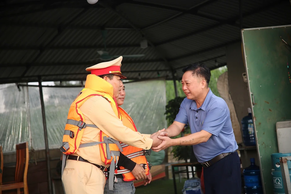 Cảnh sát đường thủy Hà Nội hỗ trợ phát thẻ cử tri tại xóm chài trên sông Cảnh sát đường thủy Hà Nội hỗ trợ phát thẻ cử tri tại xóm chài trên sông