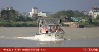 Cảnh sát đường thủy Hà Nội hỗ trợ phát thẻ cử tri tại xóm chài trên sông