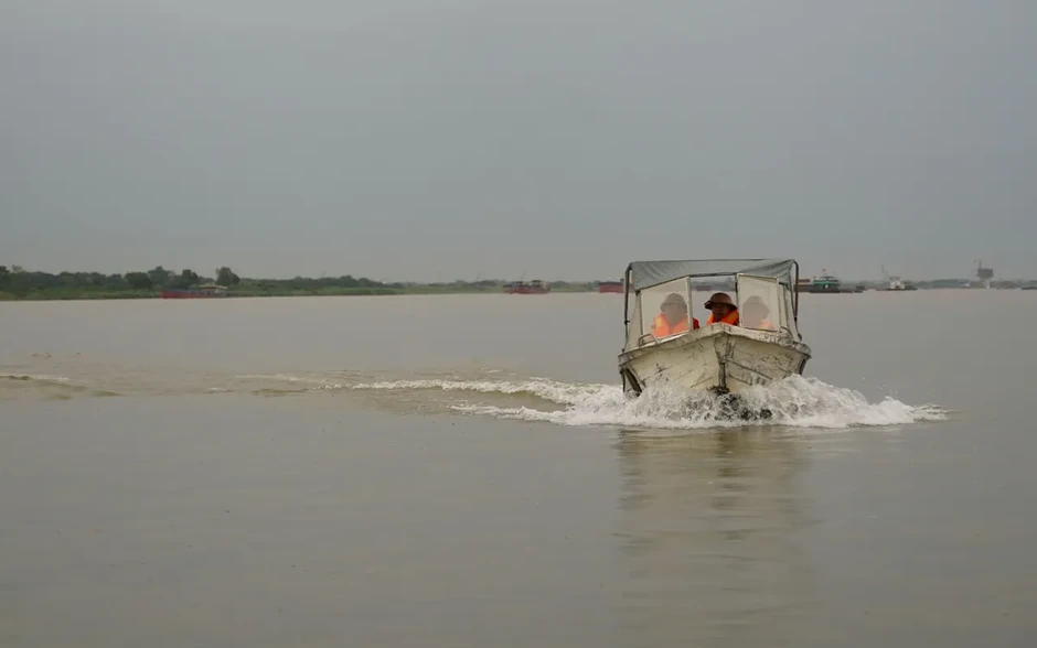 Cảnh sát đường thủy Hà Nội tuần tra xuyên đêm giữa mùa mưa bão Cảnh sát đường thủy Hà Nội tuần tra xuyên đêm giữa mùa mưa bão