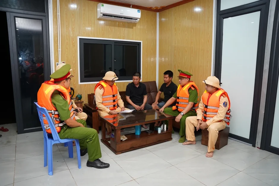 Cảnh sát đường thủy Hà Nội tuần tra xuyên đêm giữa mùa mưa bão Cảnh sát đường thủy Hà Nội tuần tra xuyên đêm giữa mùa mưa bão
