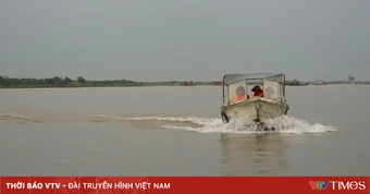 Cảnh sát đường thủy Hà Nội tuần tra xuyên đêm giữa mùa mưa bão