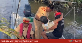 Cảnh sát đường thủy kịp thời dùng ca nô đưa người dân nguy kịch đi cấp cứu