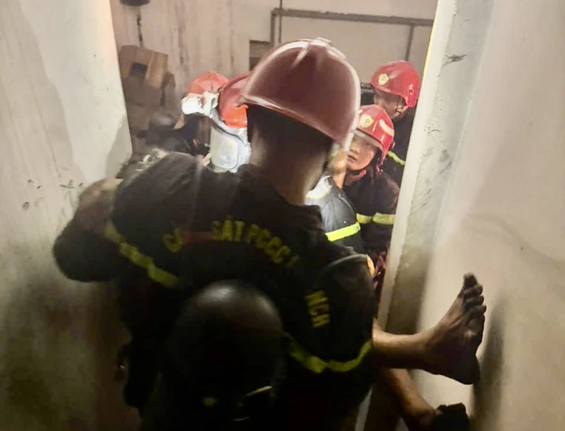 Cảnh sát giải cứu 3 người thoát khỏi đám cháy nhà cao tầng Cảnh sát giải cứu 3 người thoát khỏi đám cháy nhà cao tầng