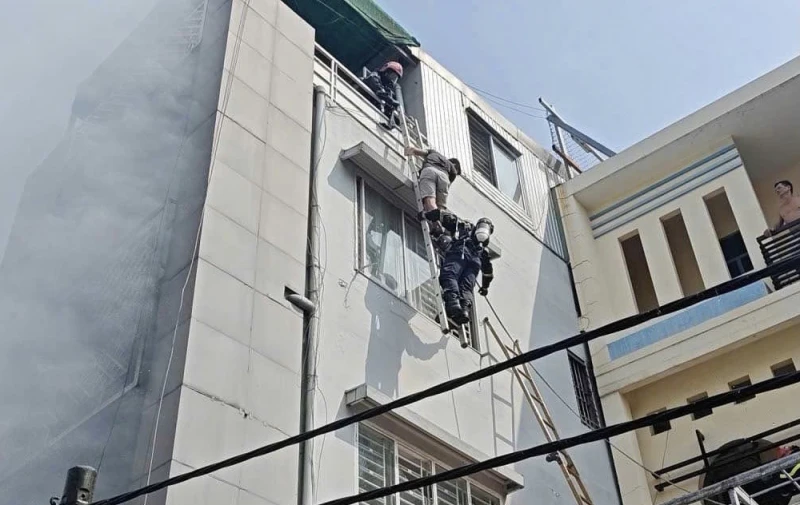 Cảnh sát giải cứu 3 người thoát khỏi đám cháy nhà cao tầng Cảnh sát giải cứu 3 người thoát khỏi đám cháy nhà cao tầng