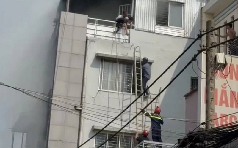 Cảnh sát giải cứu 3 người thoát khỏi đám cháy nhà cao tầng Cảnh sát giải cứu 3 người thoát khỏi đám cháy nhà cao tầng