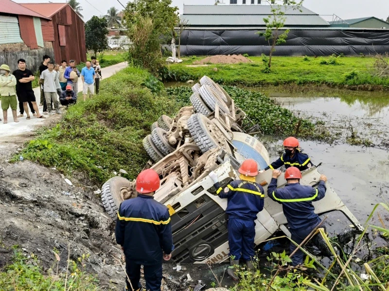 Cảnh sát giải cứu tài xế mắc kẹt trong xe trộn bê tông bị lật dưới mương Cảnh sát giải cứu tài xế mắc kẹt trong xe trộn bê tông bị lật dưới mương