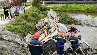 Cảnh sát giải cứu tài xế mắc kẹt trong xe trộn bê tông bị lật dưới mương