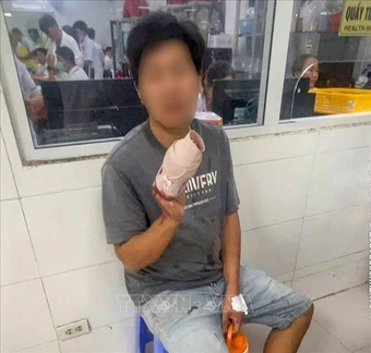 Cảnh sát giao thông dẫn đường cho nạn nhân bị tai nạn đứt 4 ngón tay đi cấp cứu