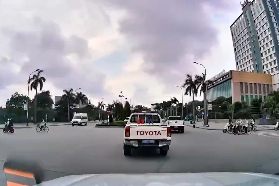 Cảnh sát giao thông dẫn đường đưa bé gái gần 2 tuổi viêm ruột thừa đi cấp cứu Cảnh sát giao thông dẫn đường đưa bé gái gần 2 tuổi viêm ruột thừa đi cấp cứu