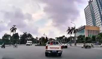 Cảnh sát giao thông dẫn đường đưa bé gái gần 2 tuổi viêm ruột thừa đi cấp cứu