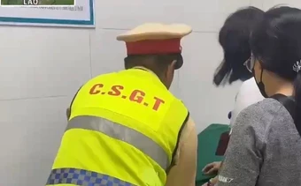 Cảnh sát giao thông Điện Biên kịp thời hỗ trợ đưa cháu bé đi cấp cứu