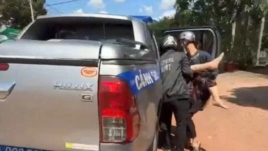 Cảnh sát giao thông Đồng Nai kịp thời cứu cụ bà bất tỉnh giữa đường Cảnh sát giao thông Đồng Nai kịp thời cứu cụ bà bất tỉnh giữa đường