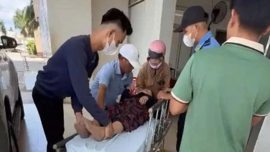 Cảnh sát giao thông Đồng Nai kịp thời cứu cụ bà bất tỉnh giữa đường Cảnh sát giao thông Đồng Nai kịp thời cứu cụ bà bất tỉnh giữa đường