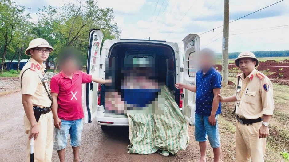 Cảnh sát giao thông Đồng Nai vạch trần vụ chở hơn 1 tấn thịt heo bẩn Cảnh sát giao thông Đồng Nai vạch trần vụ chở hơn 1 tấn thịt heo bẩn