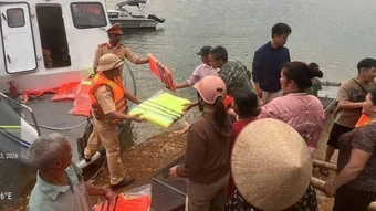 Cảnh sát giao thông đường thủy Phú Thọ tặng áo phao và phao cứu sinh cho bà con lòng hồ Hòa Bình