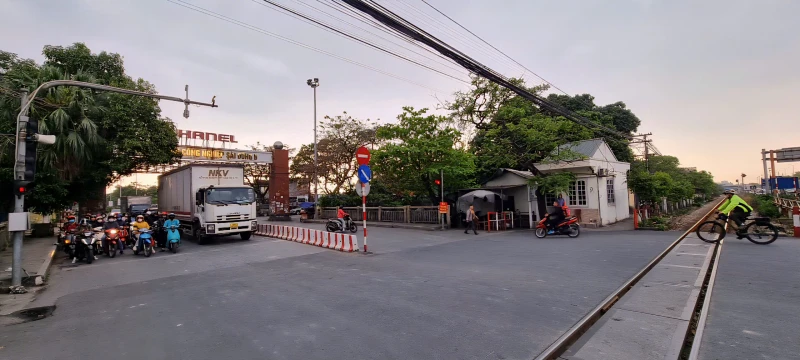 Cảnh sát giao thông Hà Nội gắn biển tuyên truyền bảo đảm trật tự ATGT đường sắt Cảnh sát giao thông Hà Nội gắn biển tuyên truyền bảo đảm trật tự ATGT đường sắt