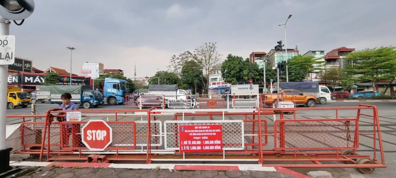 Cảnh sát giao thông Hà Nội gắn biển tuyên truyền bảo đảm trật tự ATGT đường sắt Cảnh sát giao thông Hà Nội gắn biển tuyên truyền bảo đảm trật tự ATGT đường sắt